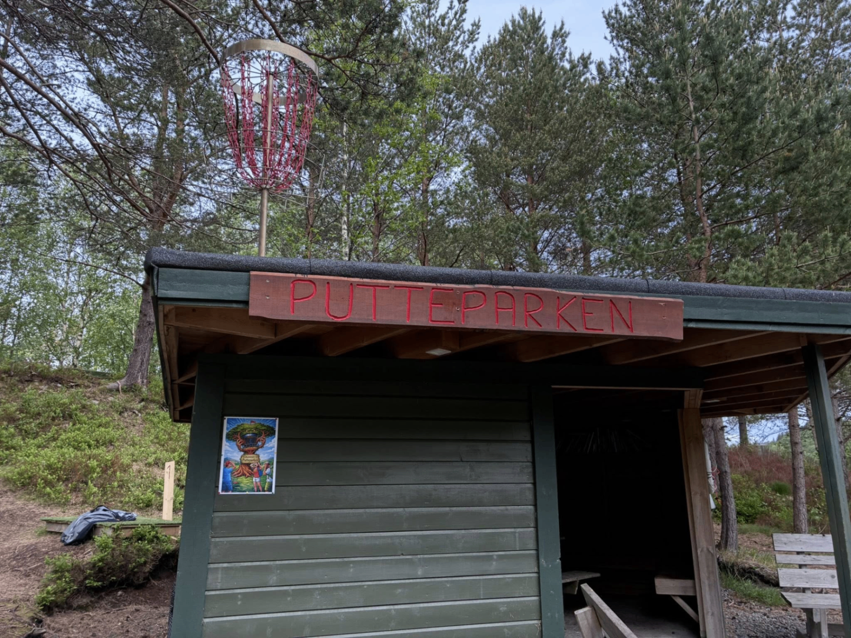 Putteparken — klubbhytta med kurv på taket