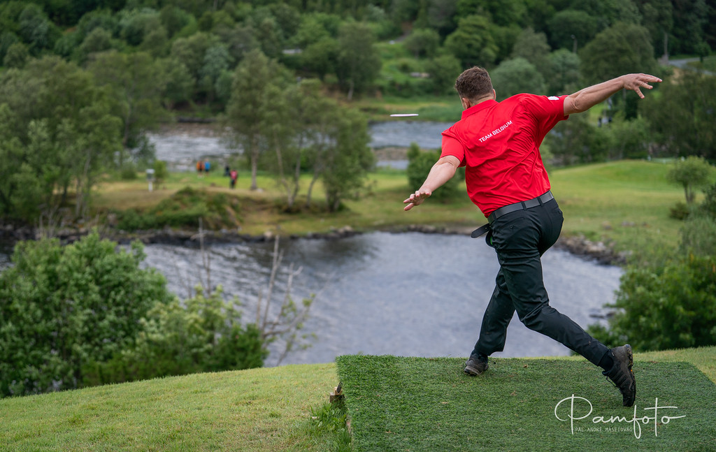 Team Belgium-spiller kaster driver over vannet